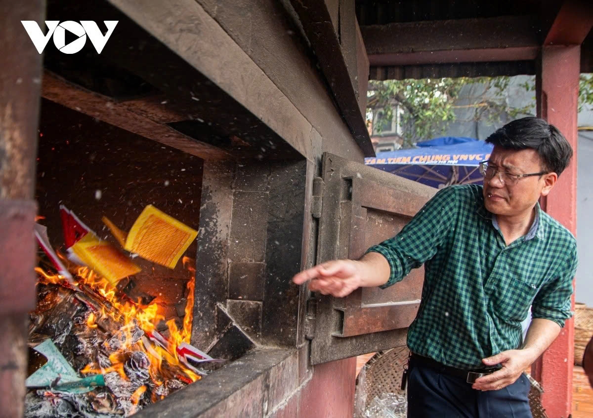 crowds gather at hanoi temples, pagodas for first full moon festival prayers picture 8