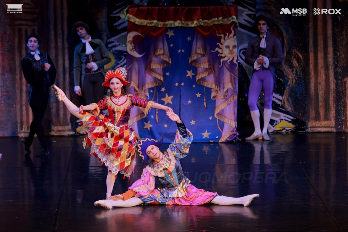 the gioi co tich ruc ro cua kep hat de tren san khau nha hat ho guom hinh anh 8