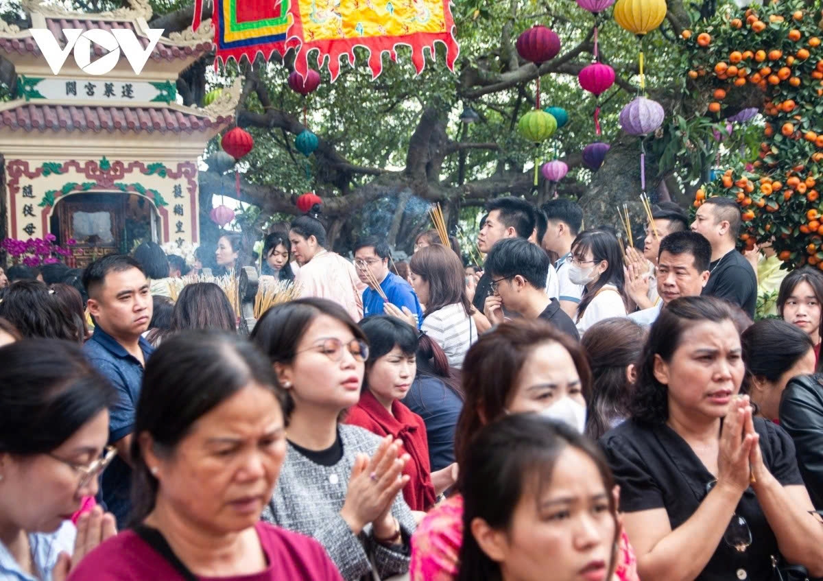 crowds gather at hanoi temples, pagodas for first full moon festival prayers picture 9