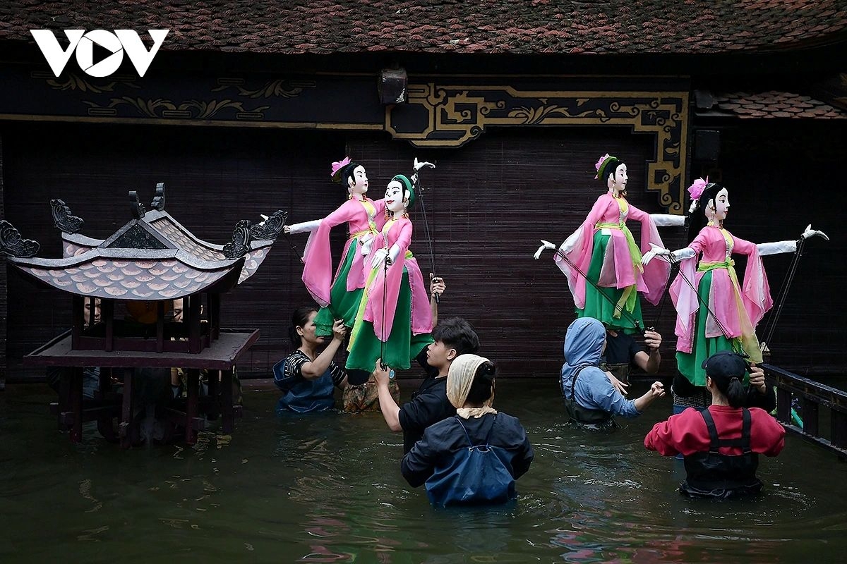 dancing on water a new experiment by puppet performers picture 9