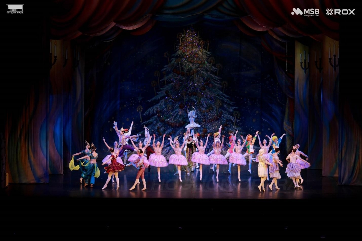 the gioi co tich ruc ro cua kep hat de tren san khau nha hat ho guom hinh anh 9