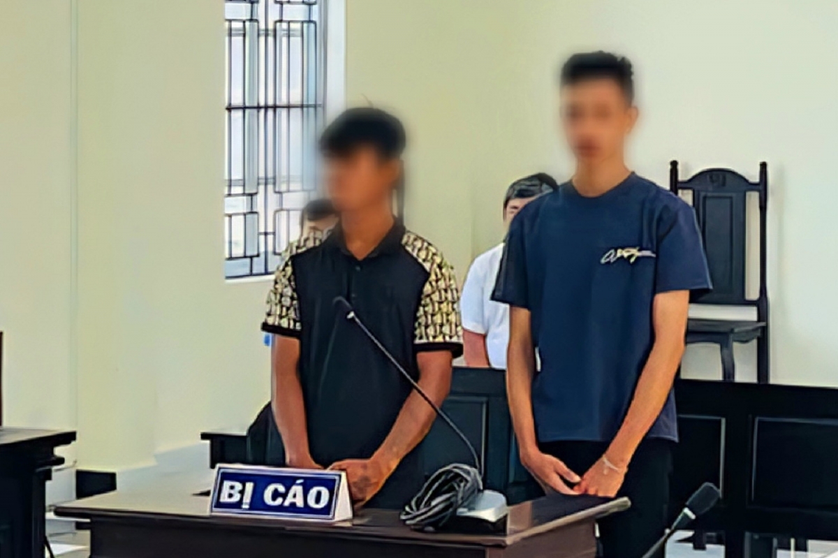 can tho gia danh cong an di kiem tra giay to de xin tien, 02 thanh nien linh an hinh anh 1