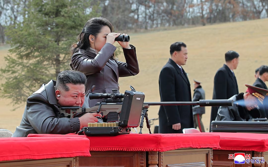 hinh anh cha con lanh tu trieu tien kim jong un ngam ban sung ban tia hien dai hinh anh 1