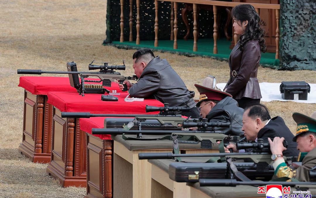 hinh anh cha con lanh tu trieu tien kim jong un ngam ban sung ban tia hien dai hinh anh 2