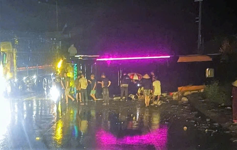 sleeper bus overturns on national highway during heavy rain in vietnam picture 1
