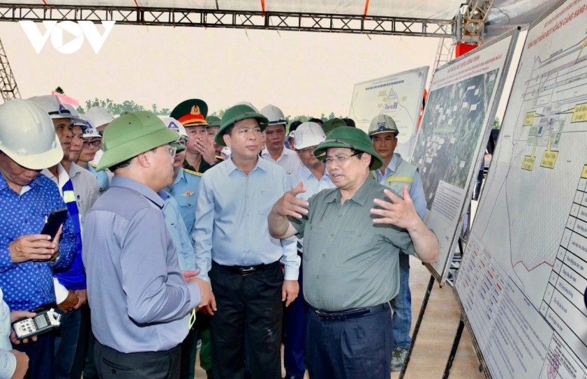 pm chinh inspects key transport projects in central vietnam picture 1