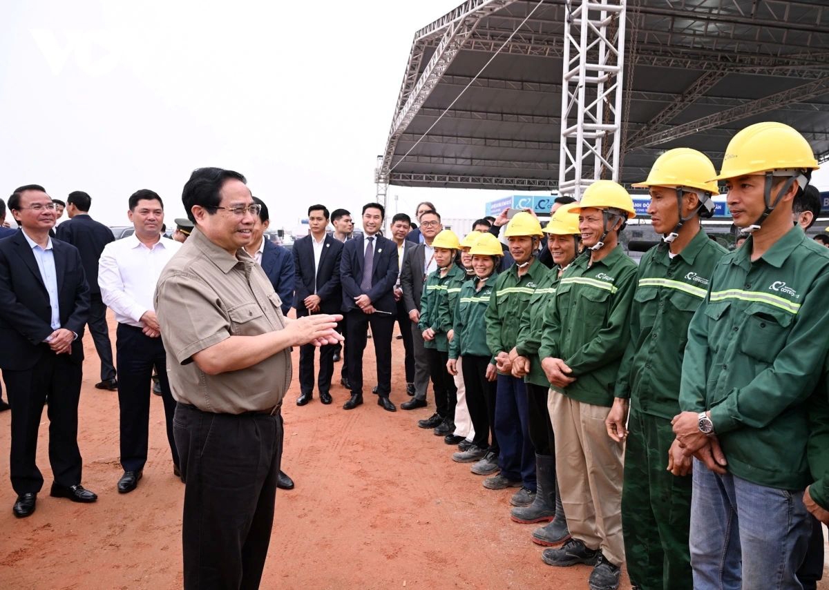 pm calls for modern aviation economic zone at gia binh international airport picture 2