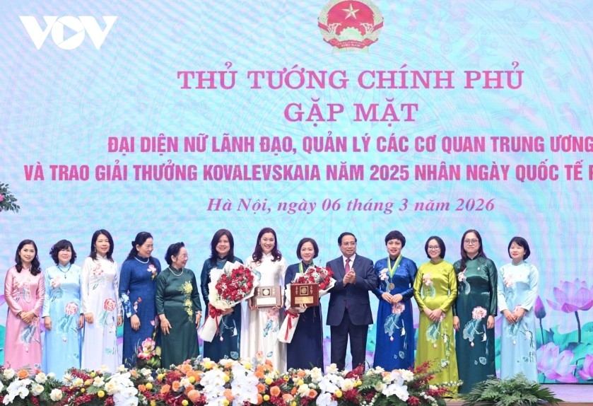 pm chinh proposes new award to honor talented, creative and dedicated women picture 1