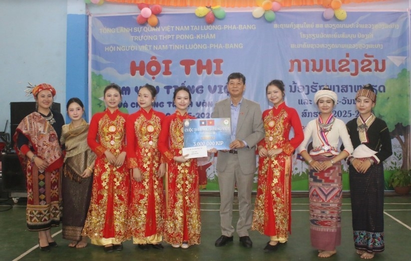 vietnamese language tightens special vietnam-laos friendship picture 1