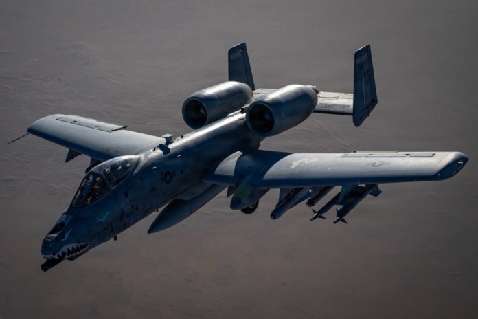 a-10 tham chien o hormuz phep thu cho quyet dinh khai tu may bay thunderbolt ii hinh anh 1