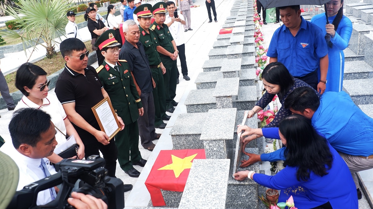 vinh long danh tinh 4 hai cot liet si duoc xac dinh bang cach lay mau adn hinh anh 4