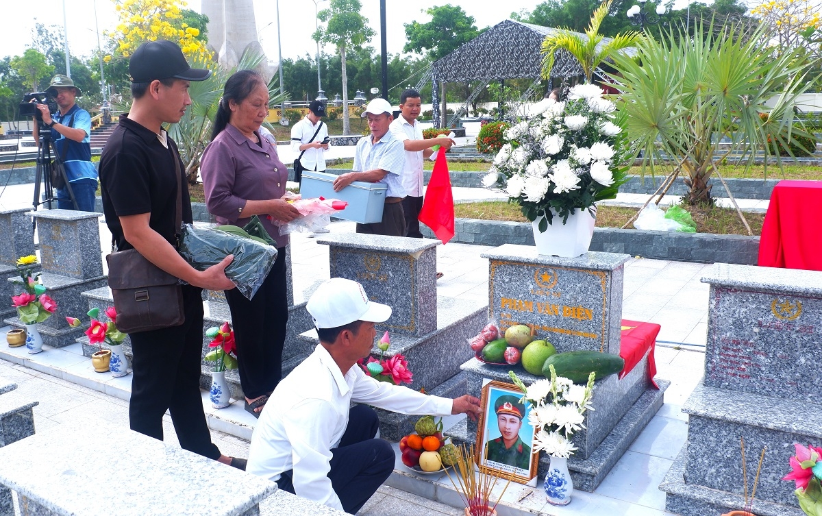 vinh long danh tinh 4 hai cot liet si duoc xac dinh bang cach lay mau adn hinh anh 3