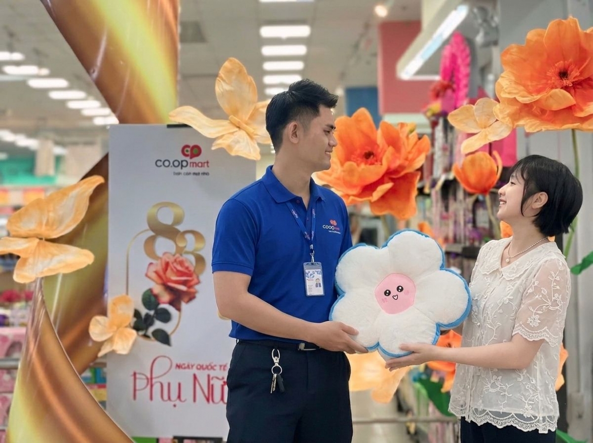 7.500 quà xinh trao tay – Ưu đãi đến 50% phủ kín gian hàng