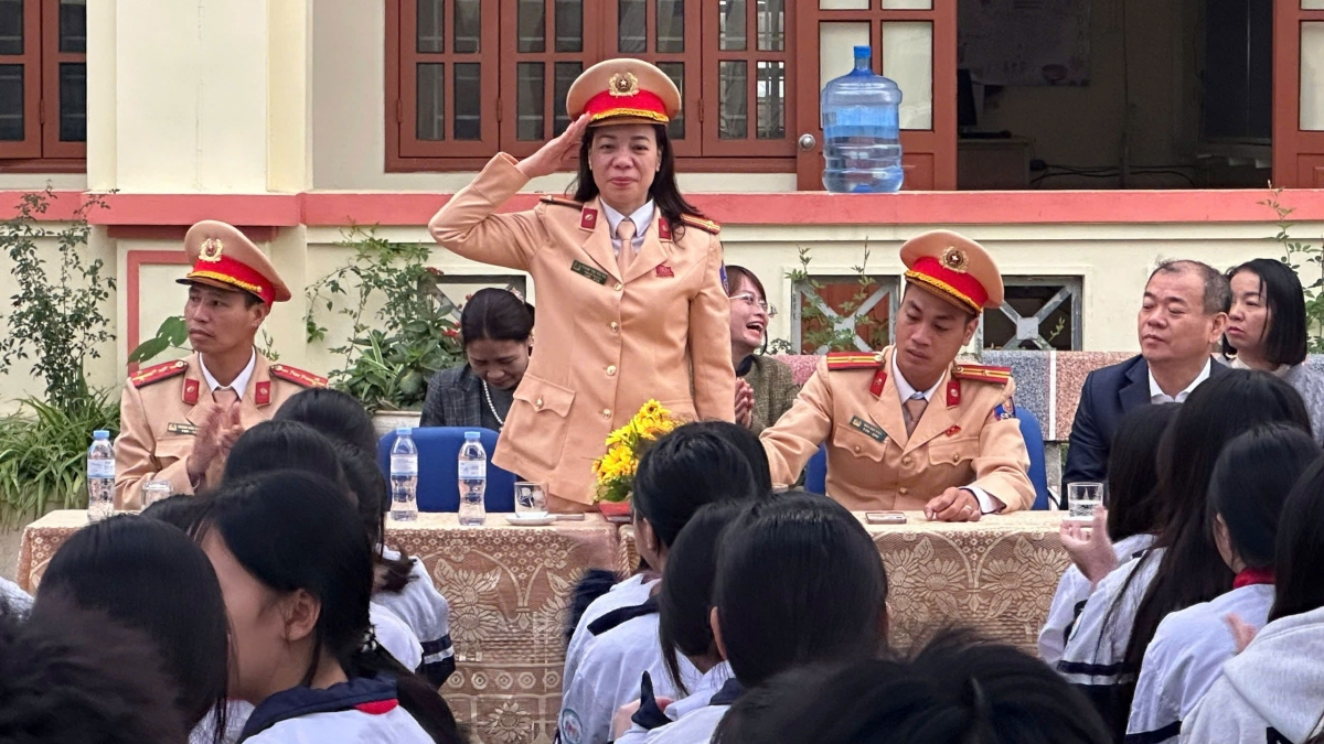 tuyen truyen an toan giao thong cho hoc sinh truong thcs nghiem xuyen hinh anh 1