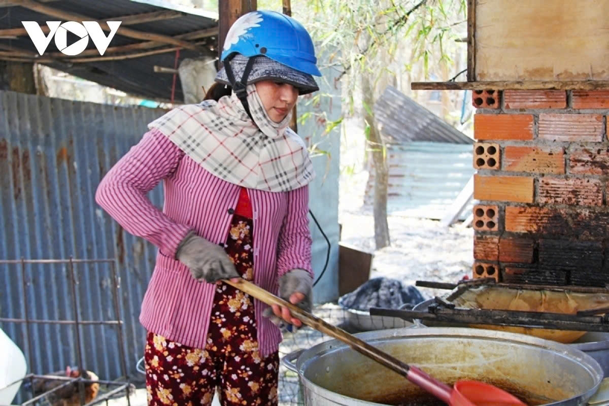 the sweet craft of palm sugar in an giang picture 8