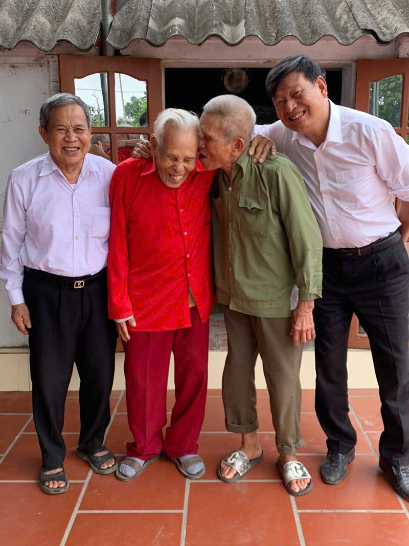 Di gan 200km ve tham em trai 95 tuoi, anh 103 tuoi reo vui phut hoi ngo hinh anh 1