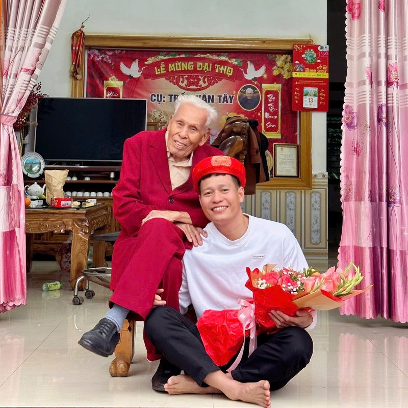 Di gan 200km ve tham em trai 95 tuoi, anh 103 tuoi reo vui phut hoi ngo hinh anh 2