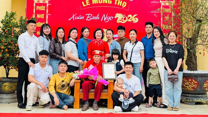 Di gan 200km ve tham em trai 95 tuoi, anh 103 tuoi reo vui phut hoi ngo hinh anh 3