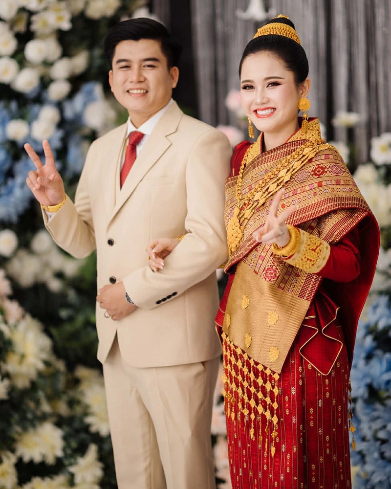 co dau lao hat tieng viet tang chu re, quan khach ngo ngang vi qua hay hinh anh 2