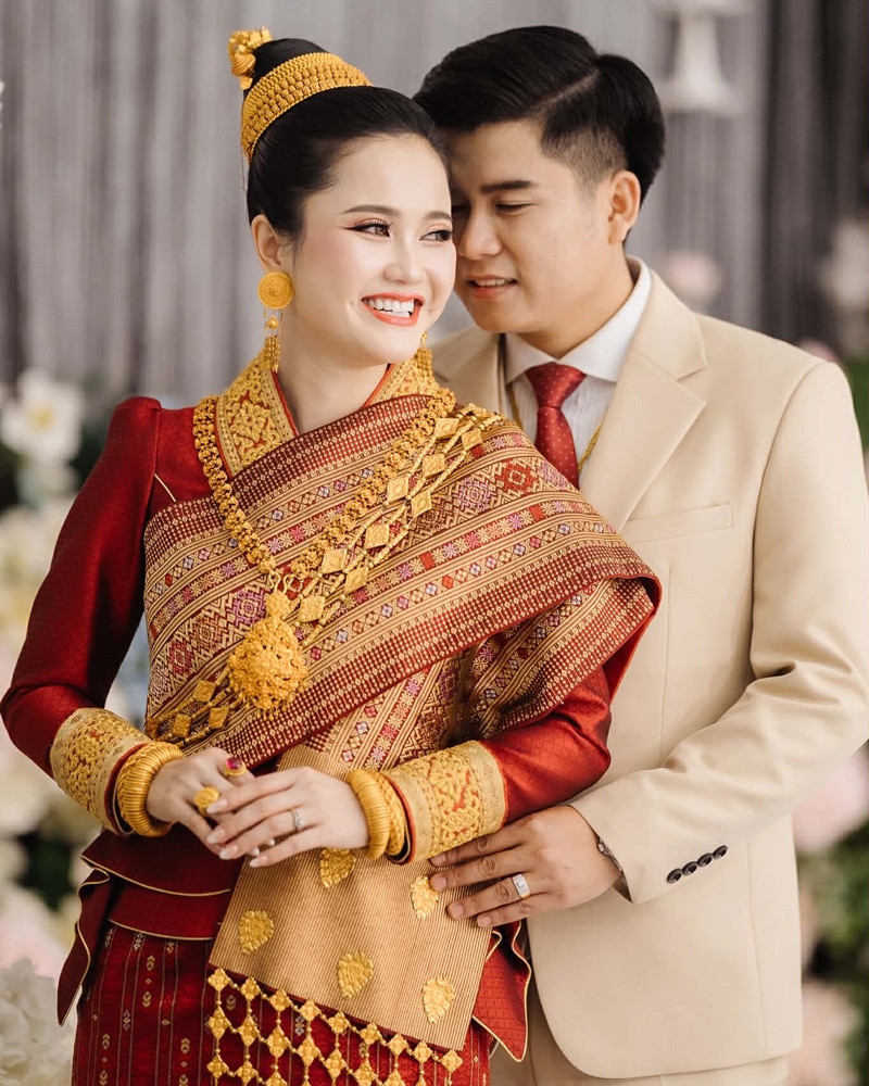 Cô dâu Lào hát tiếng Việt tặng chú rể, quan khách ngỡ ngàng vì quá hay