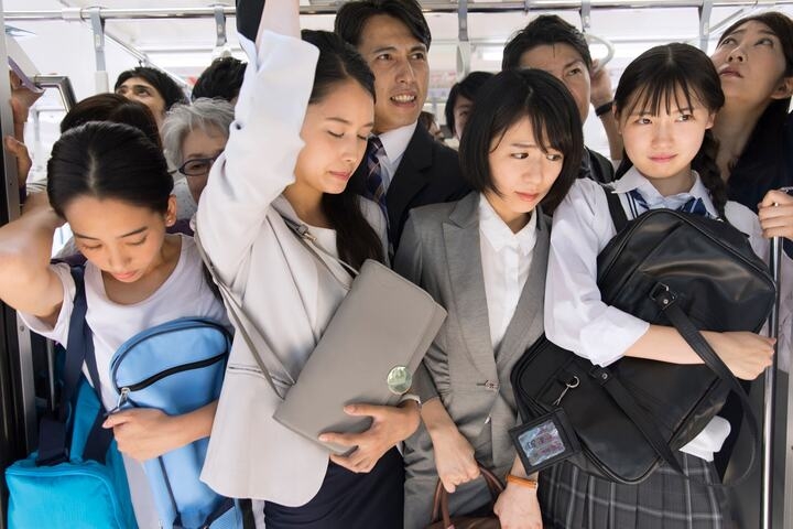 tai sao nguoi nhat ban khong noi chuyen dien thoai tren tau dien ngam hinh anh 2