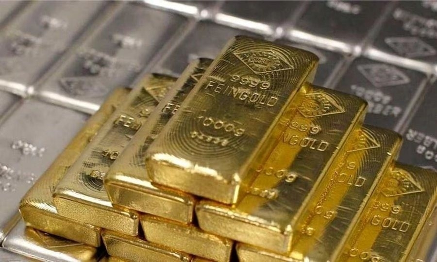 hi huu nguoi dan ong vut bo nham 20 thoi vang vao thung rac cong cong hinh anh 1