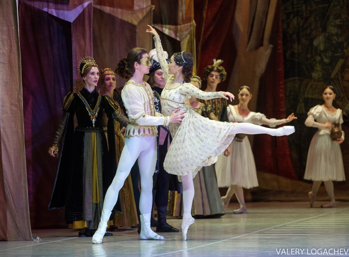 Ballet Nga hòa nhịp giao hưởng trên sân khấu Nhà hát Hồ Gươm