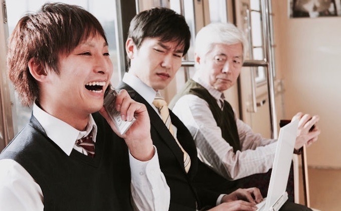 Tại sao người Nhật Bản không nói chuyện điện thoại trên tàu điện ngầm?