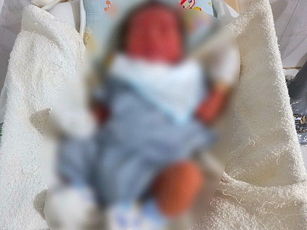 loi nhan ben canh be trai so sinh bi bo roi tai nghe an hinh anh 1