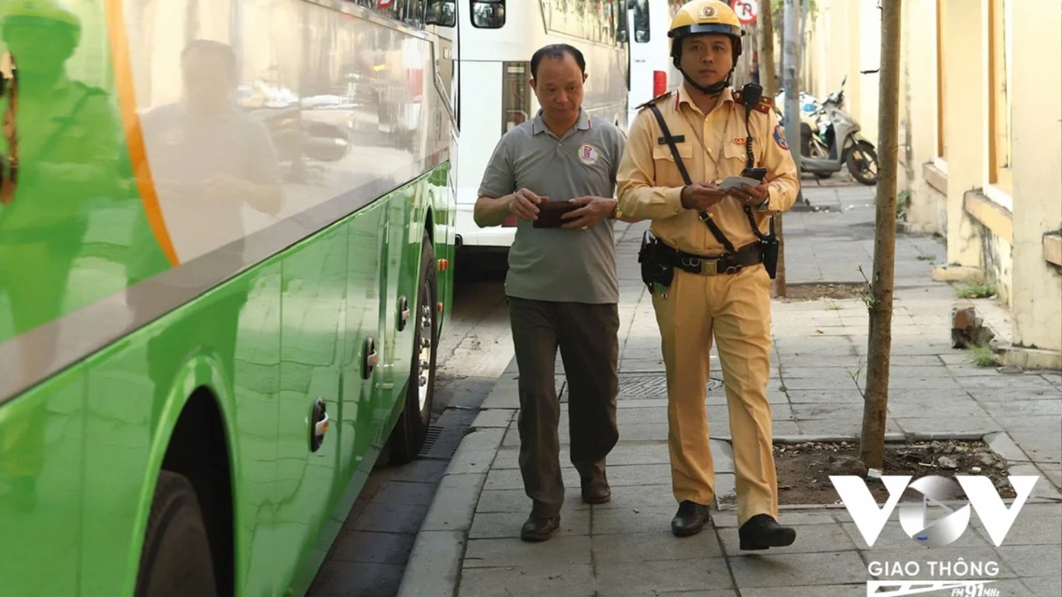 ha noi tang cuong xu ly xe khach canh gio de vao pho co hinh anh 2