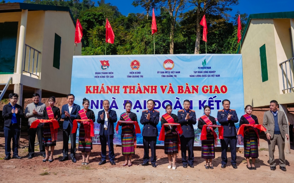 petrovietnam ban giao nha Dai doan ket tai quang tri, cham lo an sinh xa hoi hinh anh 1