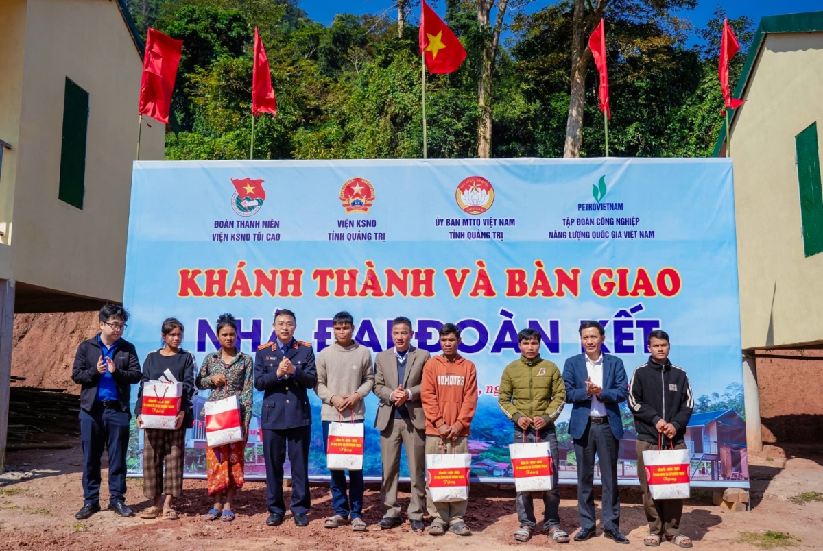 petrovietnam ban giao nha Dai doan ket tai quang tri, cham lo an sinh xa hoi hinh anh 3