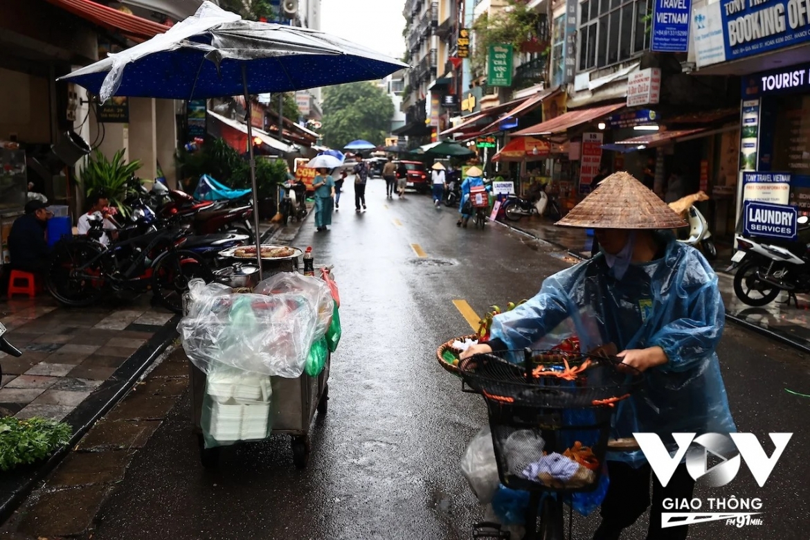 nhung nguoi phu nu binh di tren pho hinh anh 2