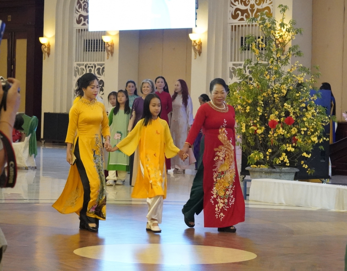 Ra mắt câu lạc bộ di sản áo dài Việt Nam tại Lào