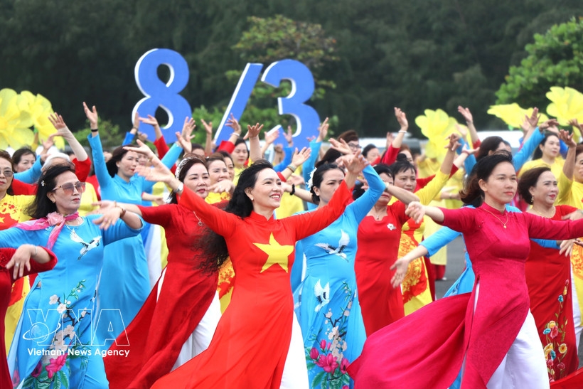 march shines with elegance of ao dai picture 1