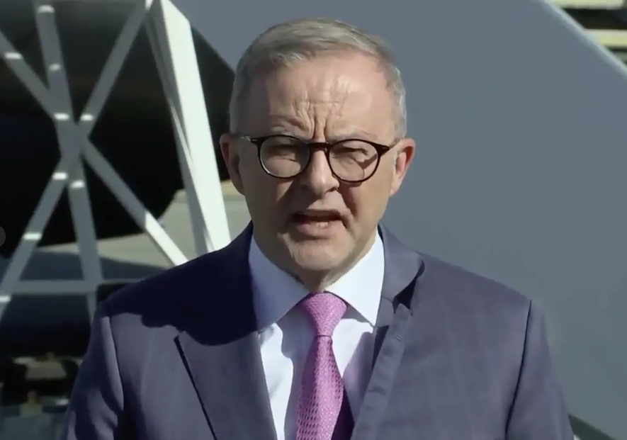 Australia miễn thuế xăng dầu, miễn phí phương tiện công cộng