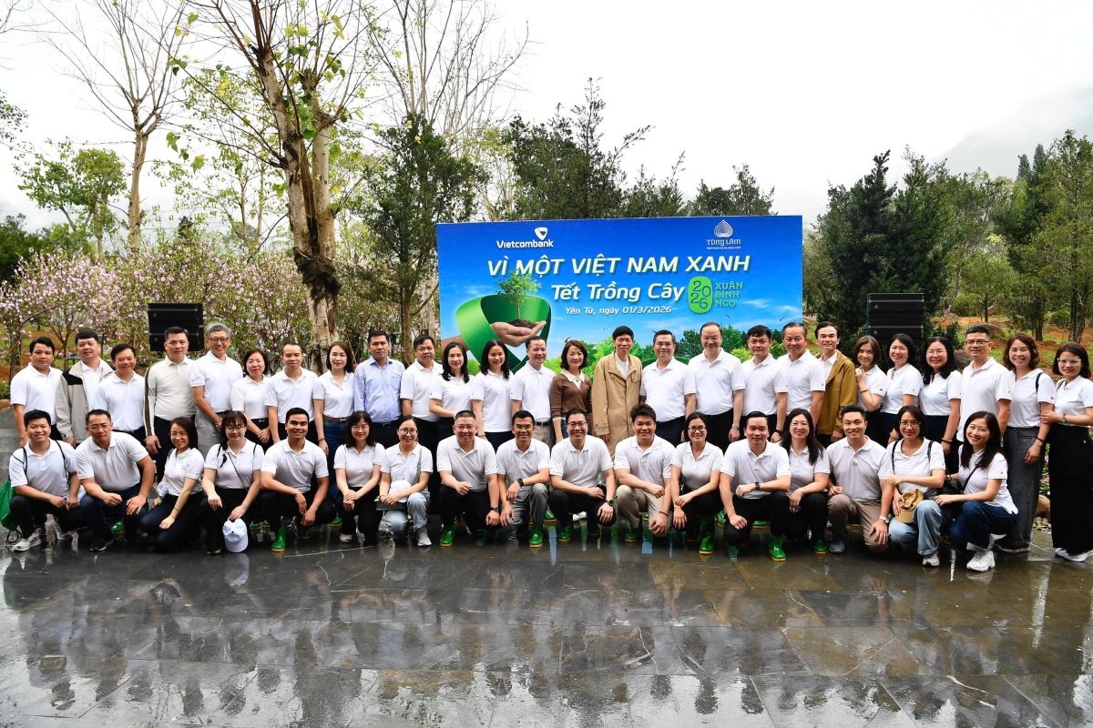vietcombank phat dong tet trong cay vietcombank - vi mot viet nam xanh hinh anh 1