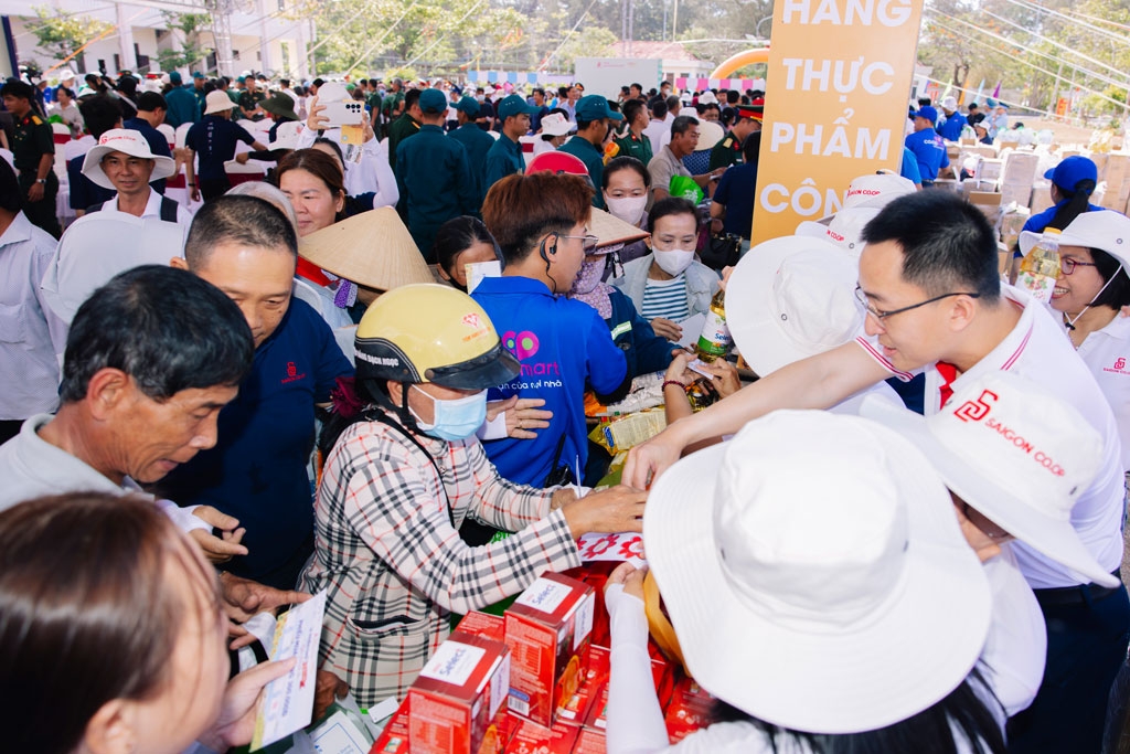 saigon co.op mang sieu thi dat lien ra dac khu con Dao voi phien cho nghia tinh hinh anh 1