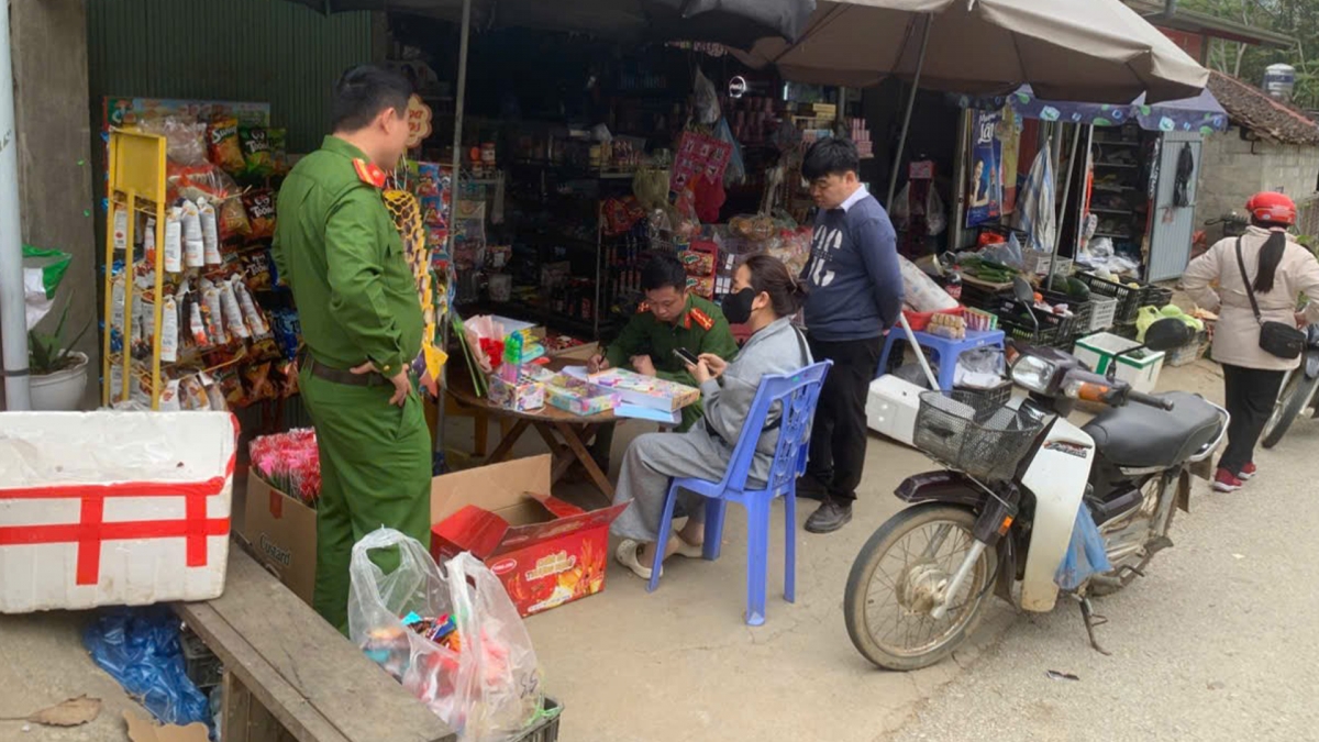 ban sung nhua khong ro nguon goc, chu tap hoa bi phat hinh anh 1