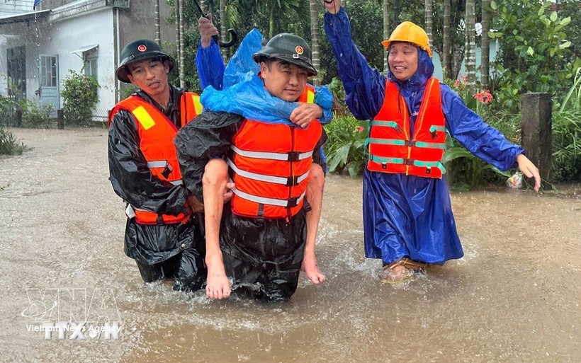 da nang, oxfam join hands to support flood victims picture 1