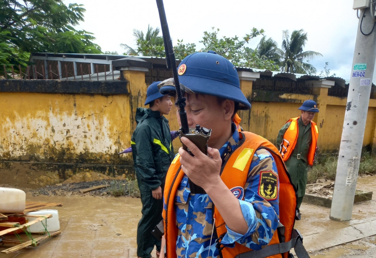quan trac hom nay - bao ve ngay mai bai hoc tu mua lu nam trung bo hinh anh 1