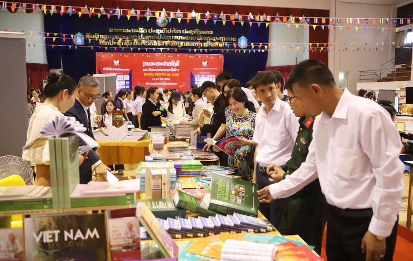 vietnam laos friendship spotlighted at international book festival in vientiane picture 1