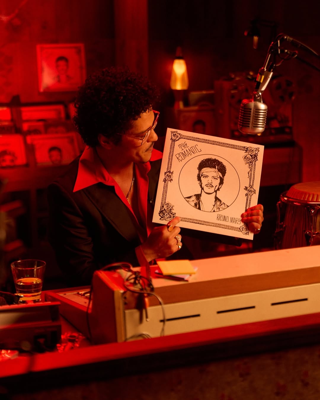 album the romantic khi bruno mars chon su quyen ru quen thuoc thay vi mao hiem hinh anh 2