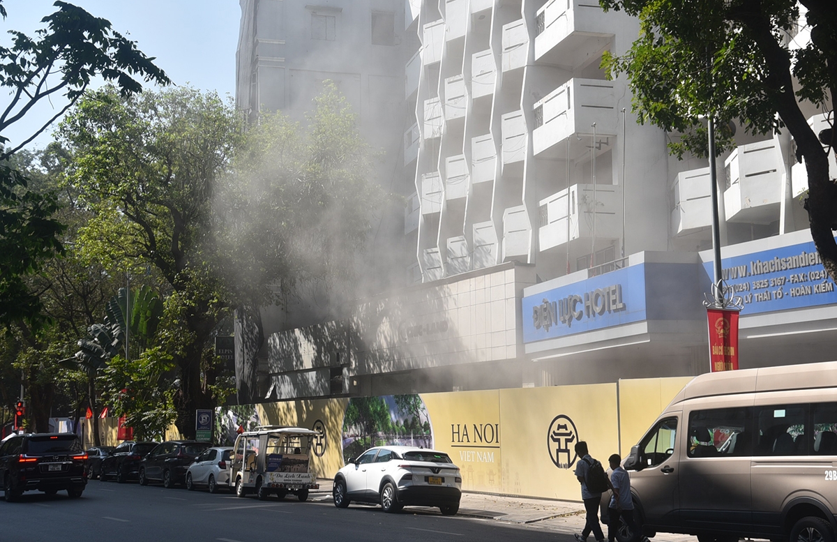 Phá dỡ công trình phía Đông hồ Hoàn Kiếm, bụi mù mịt trên phố Lý Thái Tổ