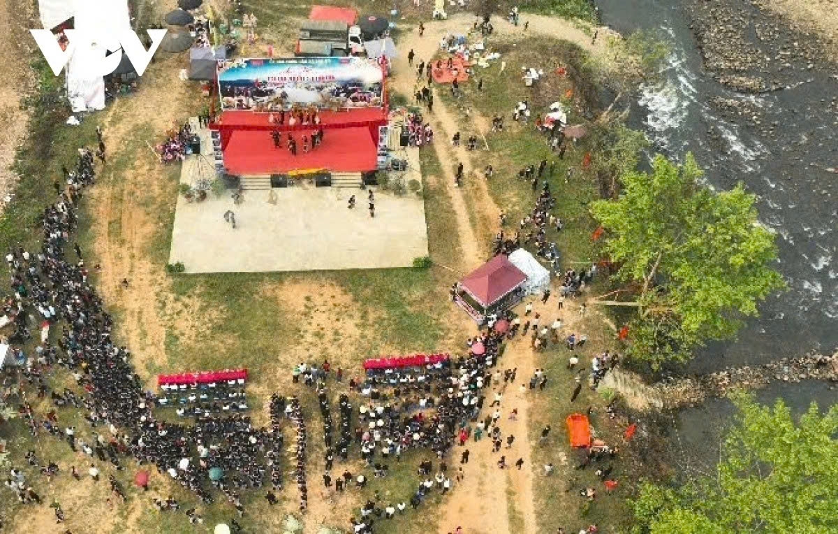 bun voc nam festival comes alive along nam mu stream picture 1