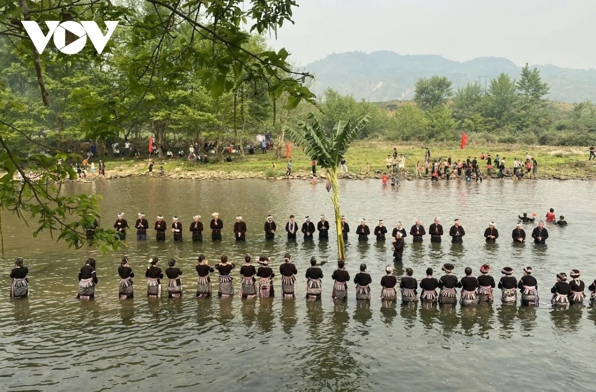 bun voc nam festival comes alive along nam mu stream picture 12