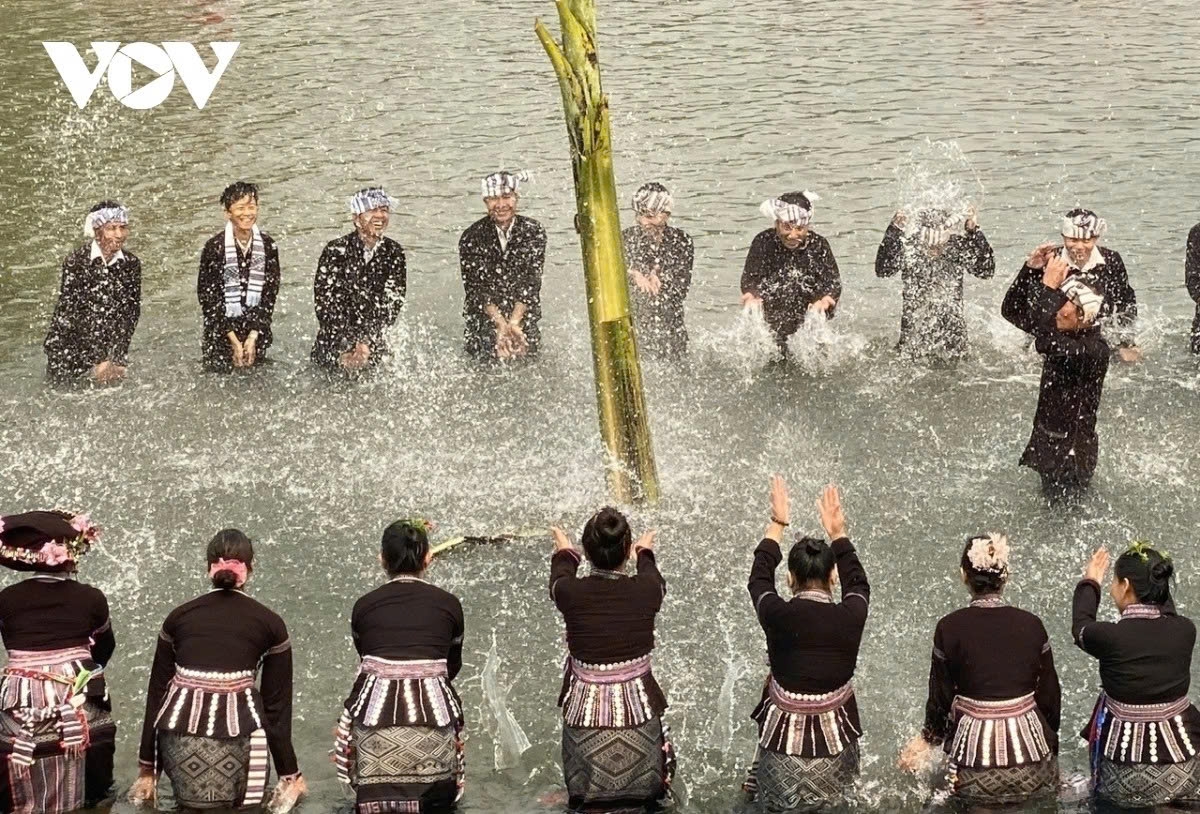 bun voc nam festival comes alive along nam mu stream picture 14