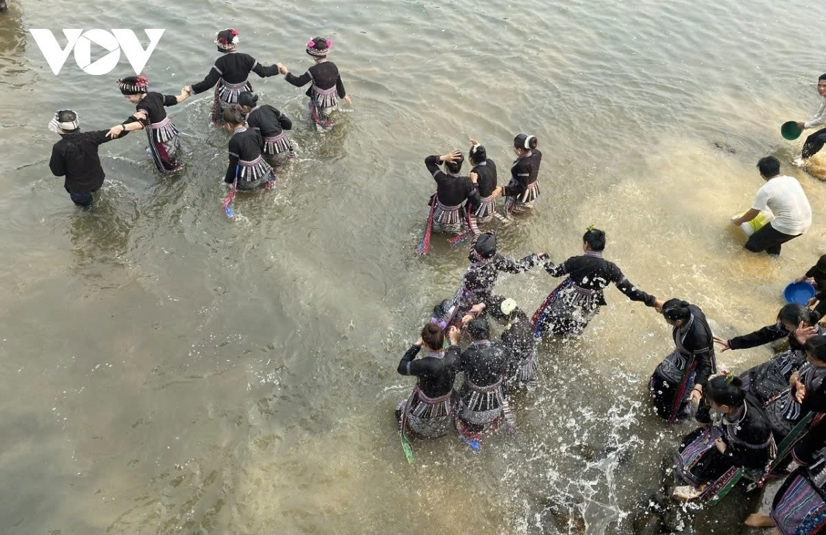 bun voc nam festival comes alive along nam mu stream picture 15