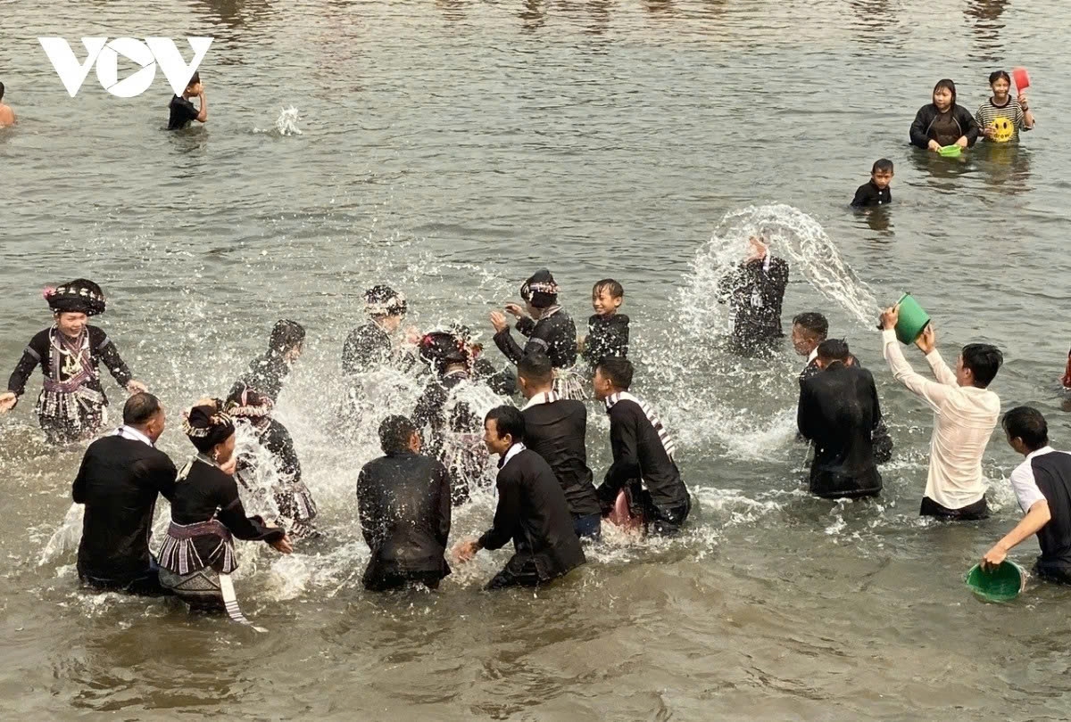 bun voc nam festival comes alive along nam mu stream picture 17