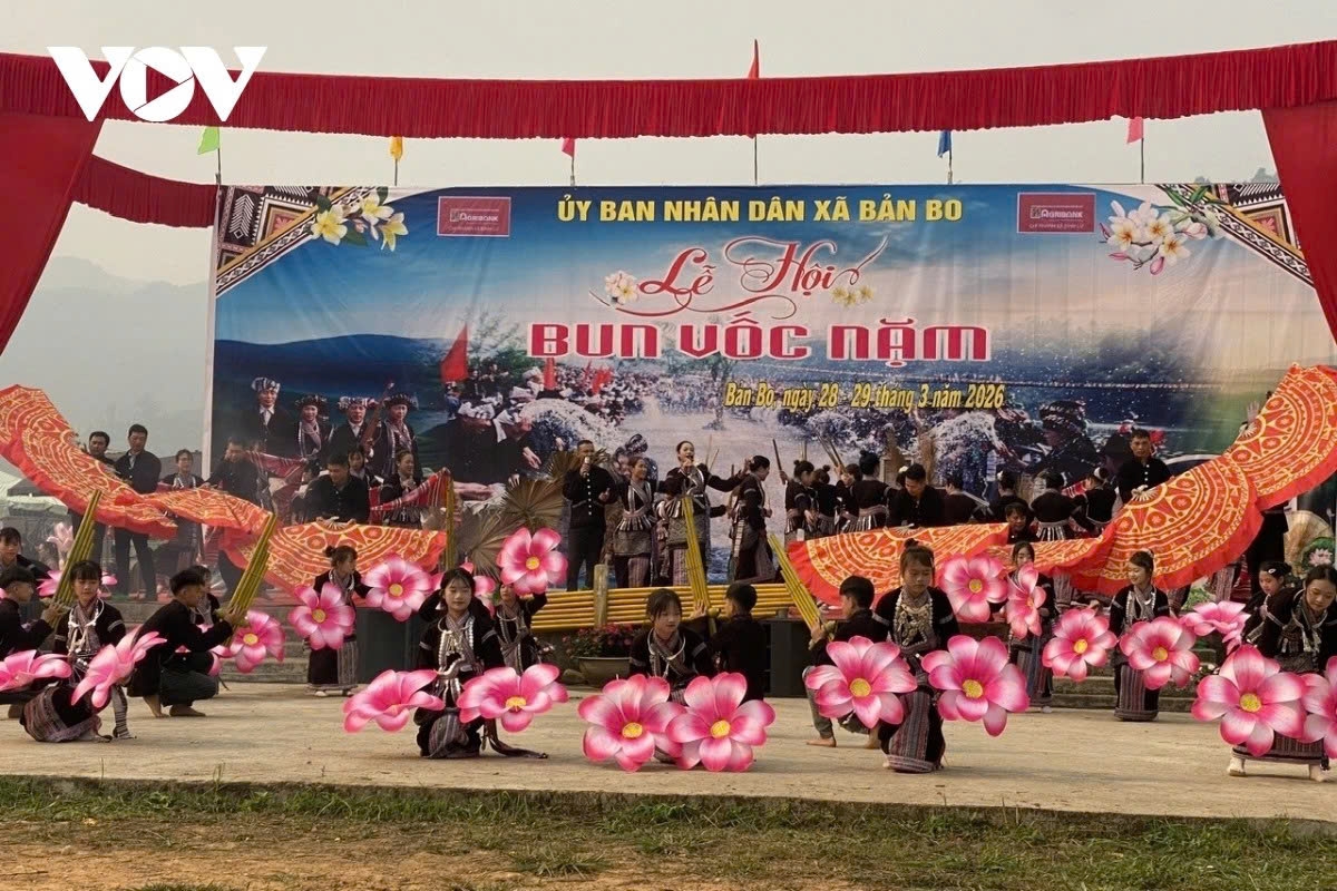 bun voc nam festival comes alive along nam mu stream picture 2